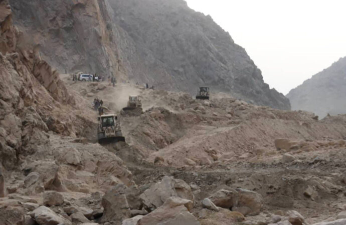تیم های انجینری وزارت دفاع ملی از ایجاد مسیر فرعی در شاه‌راه کابل – جلال‌آباد خبر داده است