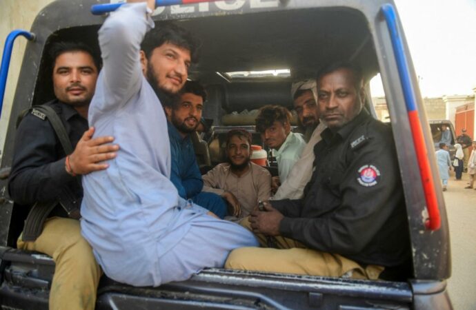 پاکستان دست کم ۱۳۰ نفر شهروند افغان که منتظر دریافت ویزه آمریکا بودند اخراج کردند