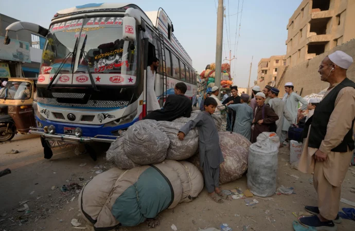 سه مقام آمریکایی برای گفت‌وگو درباره مهاجران افغان به پاکستان سفر می‌کنند
