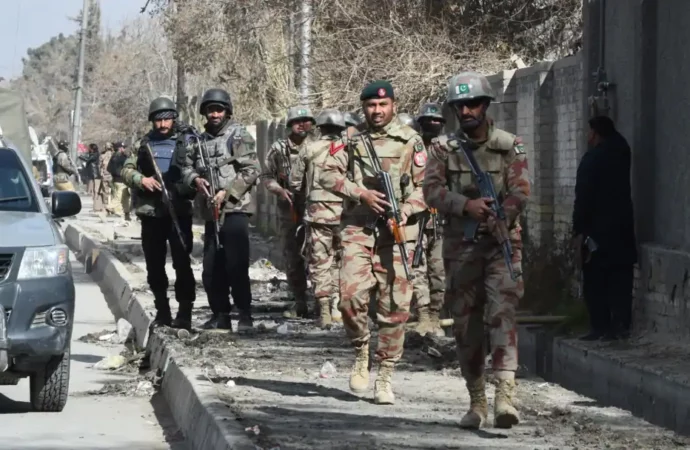 آزادی خواهان بلوچ پس از حمله موتربم بر یک مرکز نیروهای پاکستانی با آنان درگیر شده‌اند