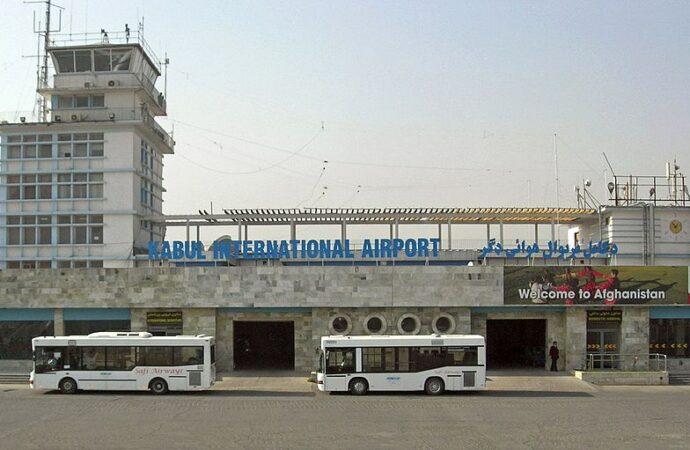 مقام‌های امنیتی از بازداشت گروه از قاچاقبران انسان در میدان هوایی کابل خبر داده اند