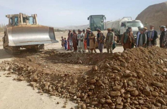 سرپرست وزارت فواید عامه از جریان مار بازسازی سرک کابل-کندهار دیدار نمود