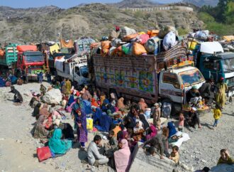 توزیع البسه به مهاجرین بازگشته از پاکستان