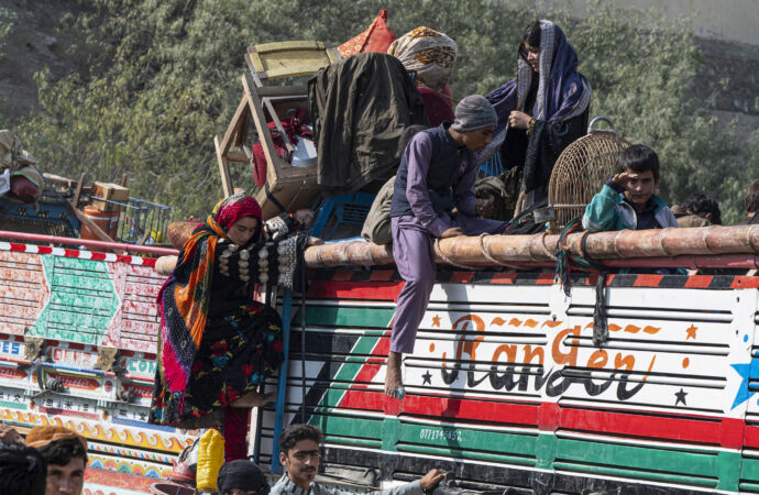 اخراج نزدیک به یک‌هزار مهاجر افغانستان در یک روز از پاکستان و ایران